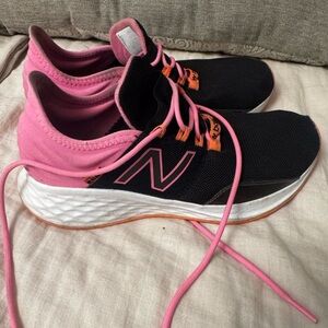 New Balance Women’s 7.5 Black and Pink ROAV Running Shoes